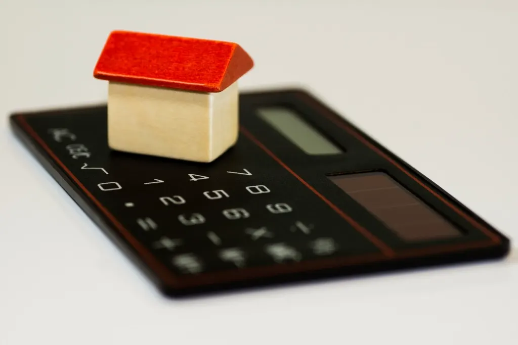 Monedas junto a una calculadora