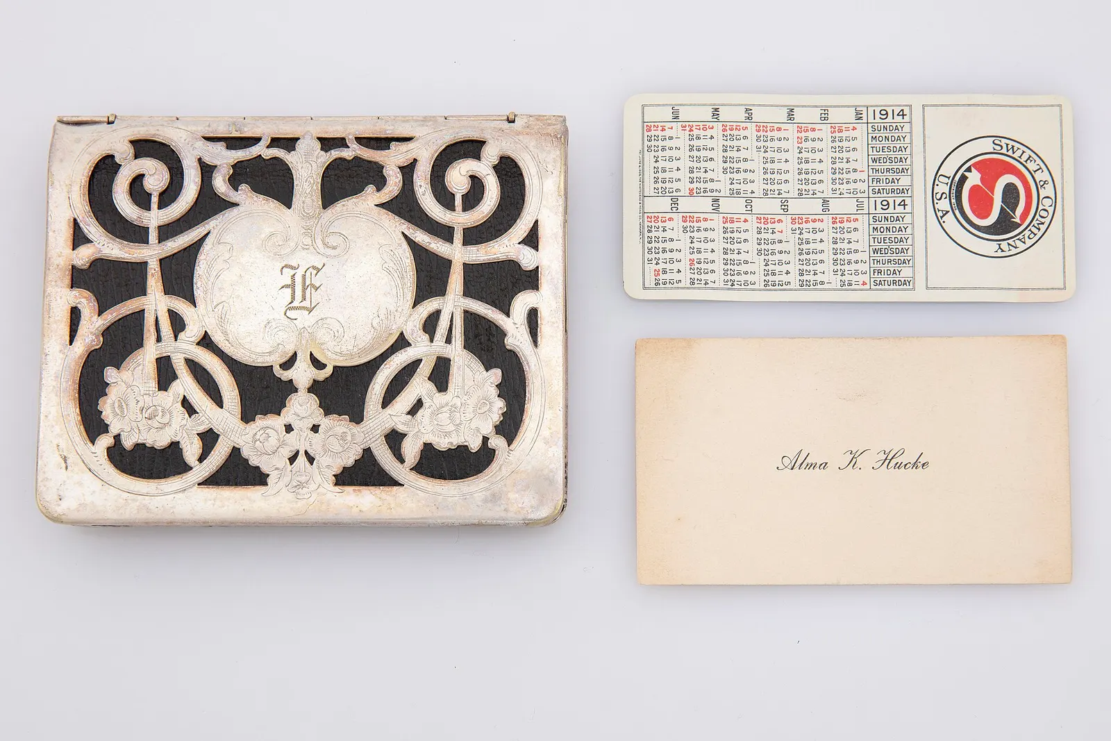 Cartera junto a un calendario